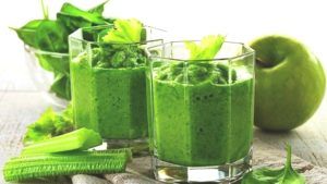 Groene appel drankje in twee glazen