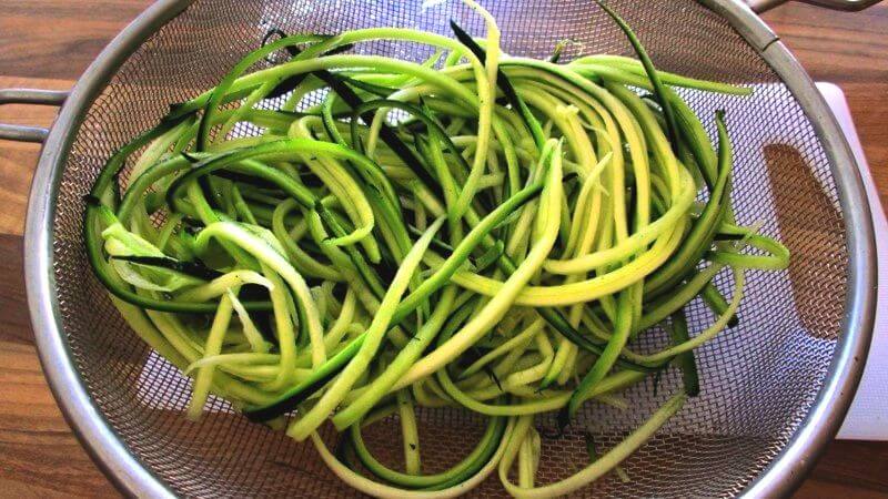 courgetti met avocadosaus en cherrytomaten