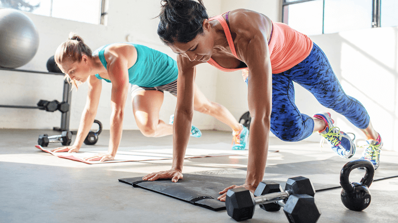 twee vrouwen doen fitnessoefeningen thuis