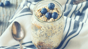 Overnight Oatmeal met blauwe bessen in een glazen potje
