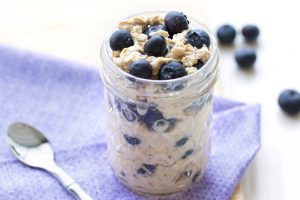 Blauwe bessen overnight oats in een glas