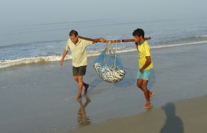 Vissers op het strand
