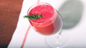 rode bieten smoothie in glas op houten tafel