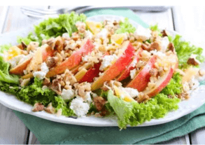 Appelsalade op een wit bord