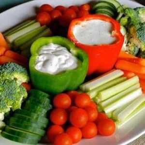 Bord met rauwkost als dippers