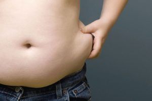 Man grijpt naar zijn love handles