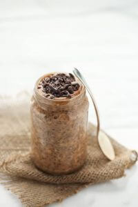 Tiramisu overnight oats in een glazen potje