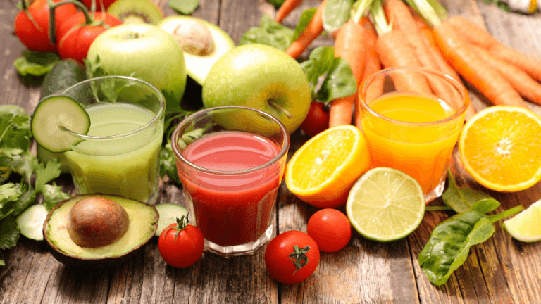 Verschillende groente- en fruitsoorten voor detox sapkuur op houten tafel
