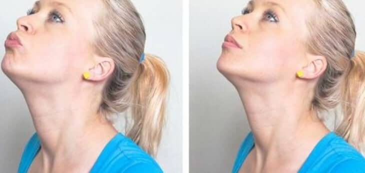 Vrouw doet duck face oefening
