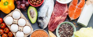 Evenwichtig gezonde voedingsmiddelen op foto, waaronder vlees, vis, groenten, fruit, bonen en zuivelproducten