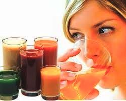 Vrouw drinkt een fruitsapje