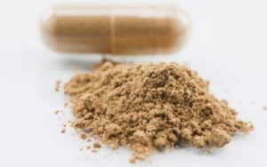 Glucomannan extract en capsule op tafel