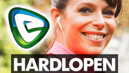 Lachende vrouw maakt reclame voor de hardlopen met Evy app