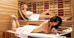 twee vrouwen ontspannen in de sauna
