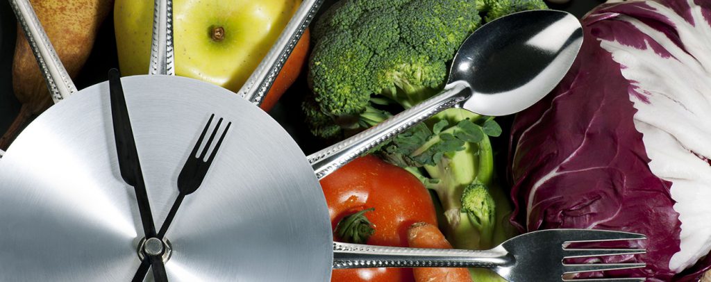 bord met vorken en lepels afgebeeld als een klok wanneer je mag eten.