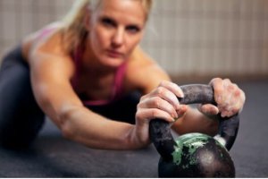 vrouw traint met kettlebells
