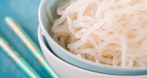 Konjac noodles in een kommetje op tafel