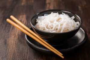 Bord met konjac noodles
