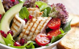 koolhydraatarme salade in een kom