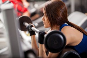 Jonge vrouw doet aan krachttraining