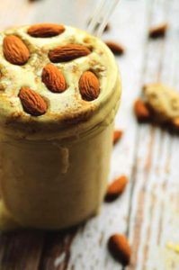 Een maca amandel shake op houten tafel