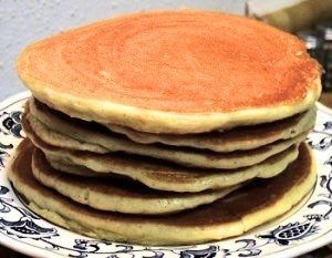 graanvrije paleo pannenkoek op wit bord
