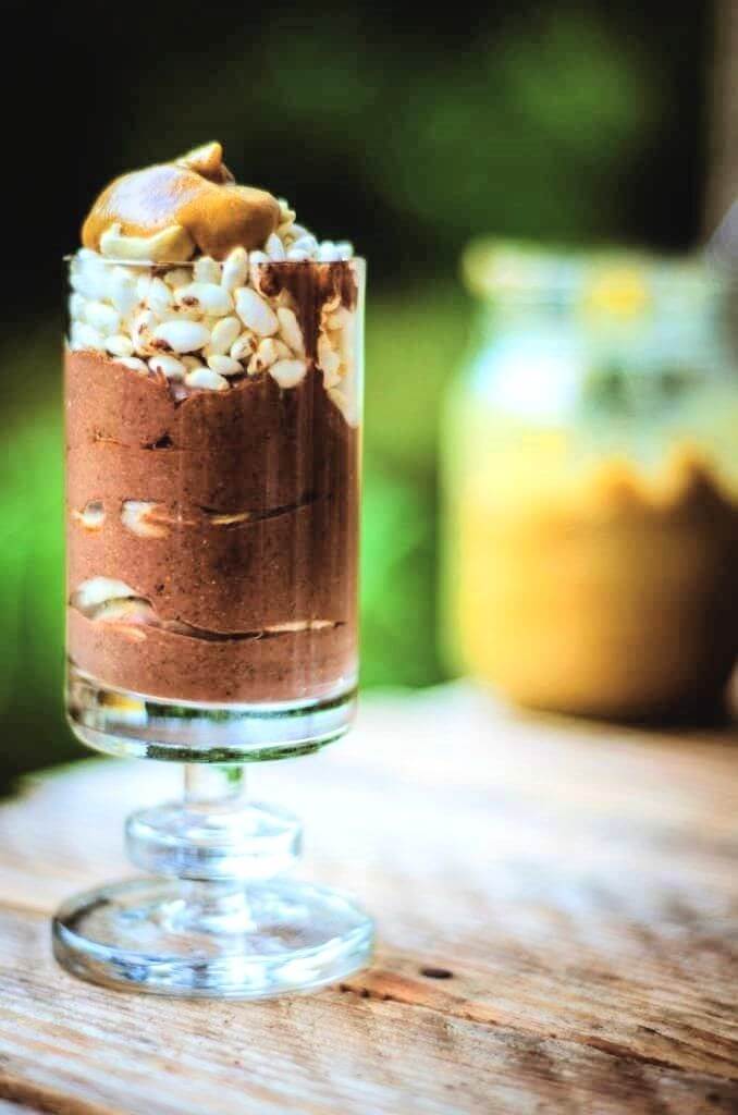 Chocolade bananenpudding in een glas