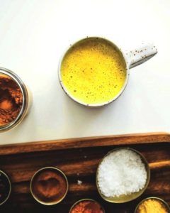 Gouden maca melk op een lepel