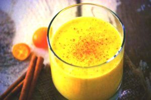 gele smoothie in glas gemaakt van sinaasappels