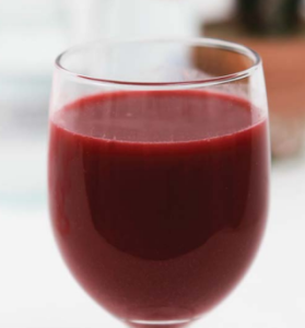 Close-up van een glas met rode bietensap