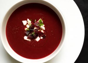 Rode bietensoep met feta in een witte kom
