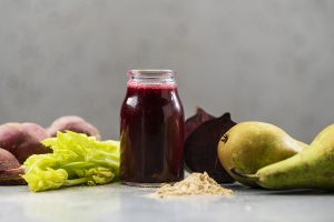 bietensap royaal rood in een glazen kan