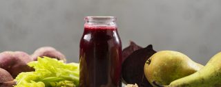 bietensap royaal rood in een glazen kan