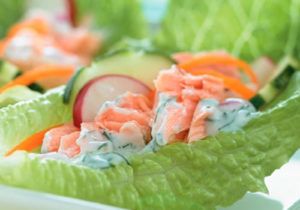Slawrap met zalm en avocado op sla