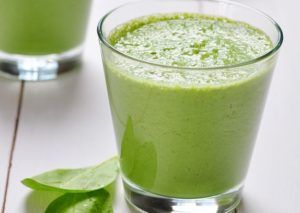courgette sapje met avocado op houten tafel