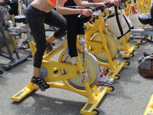 Sporters doen aan spinning op een fietstrainer