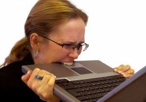 Vrouw met stress achter haar laptop