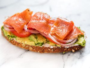 Tapas van zalm met tomaat, geitenkaas en avocado