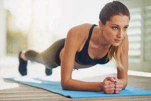 vrouw doet aan planking op een fitnessmatje