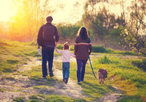gezin wandelt in de natuur met hond